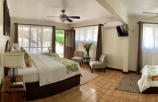 标准三人房 | 加厚床垫、客房内保险箱、熨斗/熨衣板、免费 WiFi