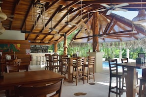 Breakfast, lunch and dinner served - Hotel Playa Espadilla y Gardens (Quepos)