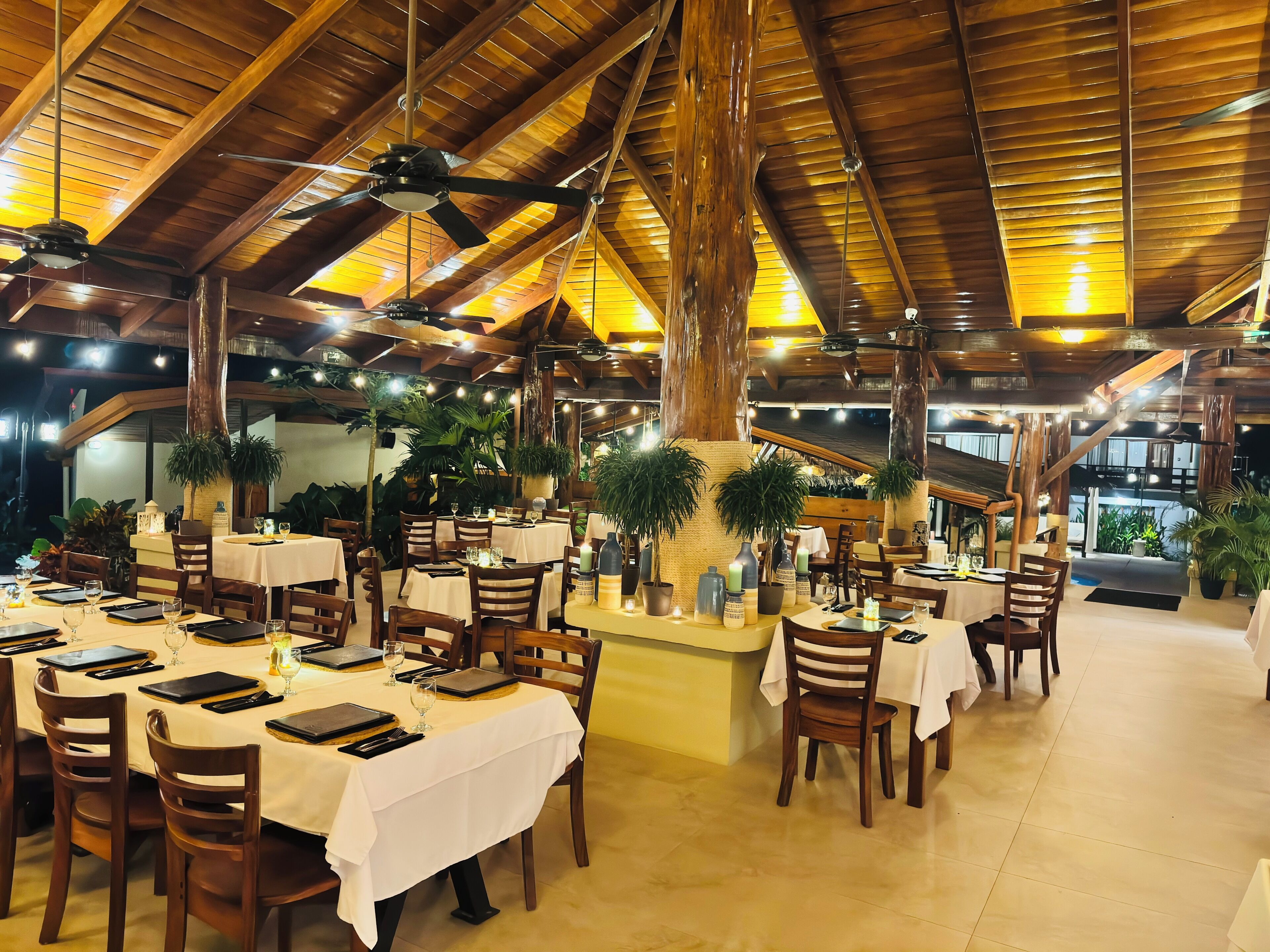 Breakfast, lunch, dinner served; international cuisine 