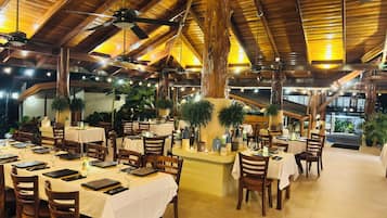 Breakfast, lunch, dinner served; international cuisine