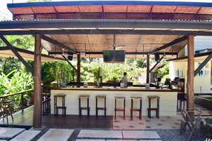 供应早餐、午餐和晚餐，国际美食