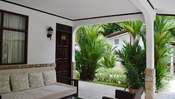 Habitación básica doble, 1 cama Queen size, vista al jardín | Terraza o patio