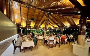 Déjeuner, dîner et souper servis sur place; cuisine internationale