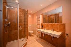 Badewanne, Haartrockner, Handtücher