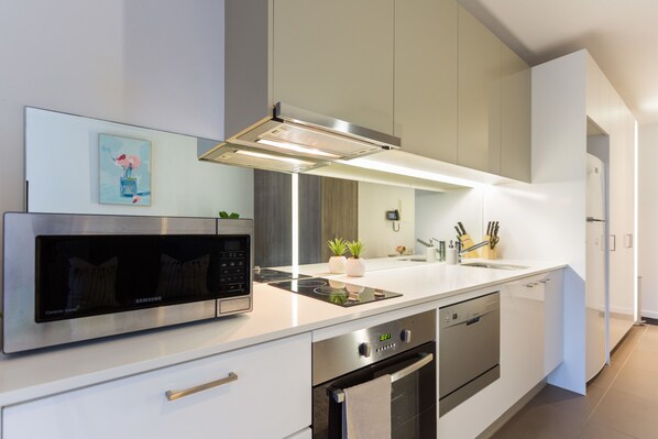 Studio | Cuisine privée | Réfrigérateur grande capacit é avec congélateur, four à micro-ondes