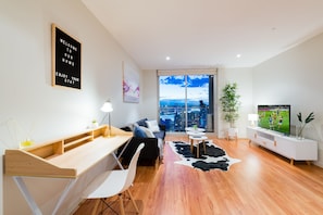 Apartment, 1 Bedroom | Ruang tamu | TV Pintar 