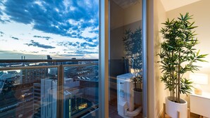 Unclassified image, 4 of 21, button - TWIN KING Single 60 m2, Sun Set View & Wifi (Melbourne)