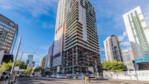 Unclassified image, 2 of 21, button - TWIN KING Single 60 m2, Sun Set View & Wifi (Melbourne)