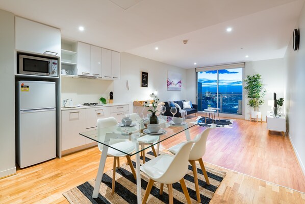 Apartment, 1 Bedroom | In-room dining