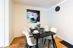 Apartamento, 2 habitaciones | Servicio de comidas en la habitación