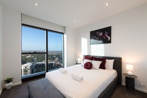 Appartement luxueux, 2 chambres | 2 chambres, fer et planche à repasser, accès au Wi-Fi (inclus)