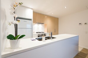 Departamento de lujo, 2 habitaciones | Cocina privada | Refrigerador con congelador, microondas, horno y parrilla de estufa 