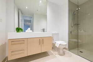 Appartement luxueux, 2 chambres | Salle de bain | Douche, séchoir à cheveux, serviettes fournies, savon