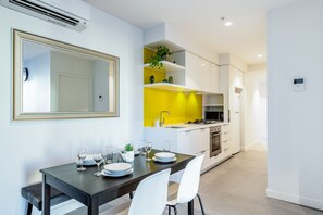 Apartment, 2 Schlafzimmer | Essbereich im Zimmer