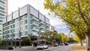 Front of property - Spacious 1 Br/ 1 Bth & Car Parking (Melbourne)