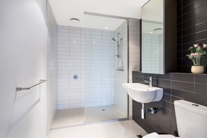 Apartment, 2 Bedrooms | Bathroom - NEW 2x Queen & FREE Car Park, In FREE TRAM ZONE (Melbourne)