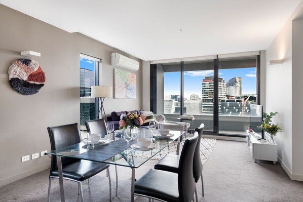 Apartment, 2 Bedrooms | In-room dining - NEW 2x Queen & FREE Car Park, In FREE TRAM ZONE (Melbourne)