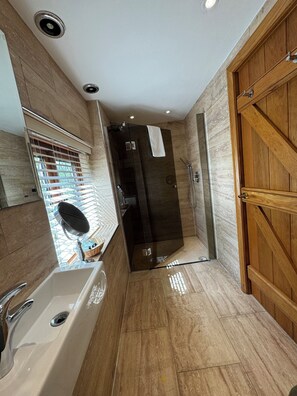 Superior Double Room, 1 Queen Bed, Non Smoking, Ensuite | Bathroom | Shower, hydromassage showerhead, free toiletries, hair dryer - Heathrow Cottages B&B (Staines)