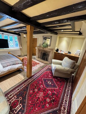 Egyptian cotton sheets, premium bedding, down duvets - Heathrow Cottages B&B (Staines)
