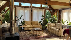Un loft espacioso con techos altos, vigas de madera a la vista y grandes ventanales que dejan entrar luz natural.