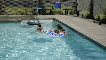 Una piscina al aire libre, una piscina climatizada