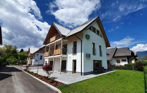 Lakeside Living: Modern Apartment Just 400m from Lake Bled