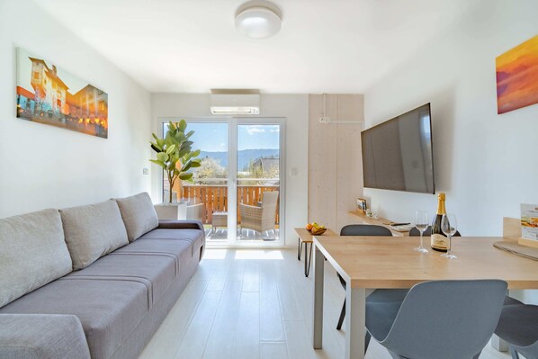 Smart TV - Lakeside Living: Modern Apartment Just 400m from Lake Bled (Bled)