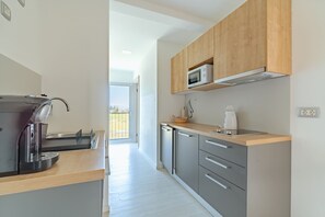 Réfrigérateur, micro-ondes, plaque de cuisson, lave-vaisselle