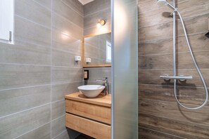 Dusche, Haartrockner, Handtücher, Seife