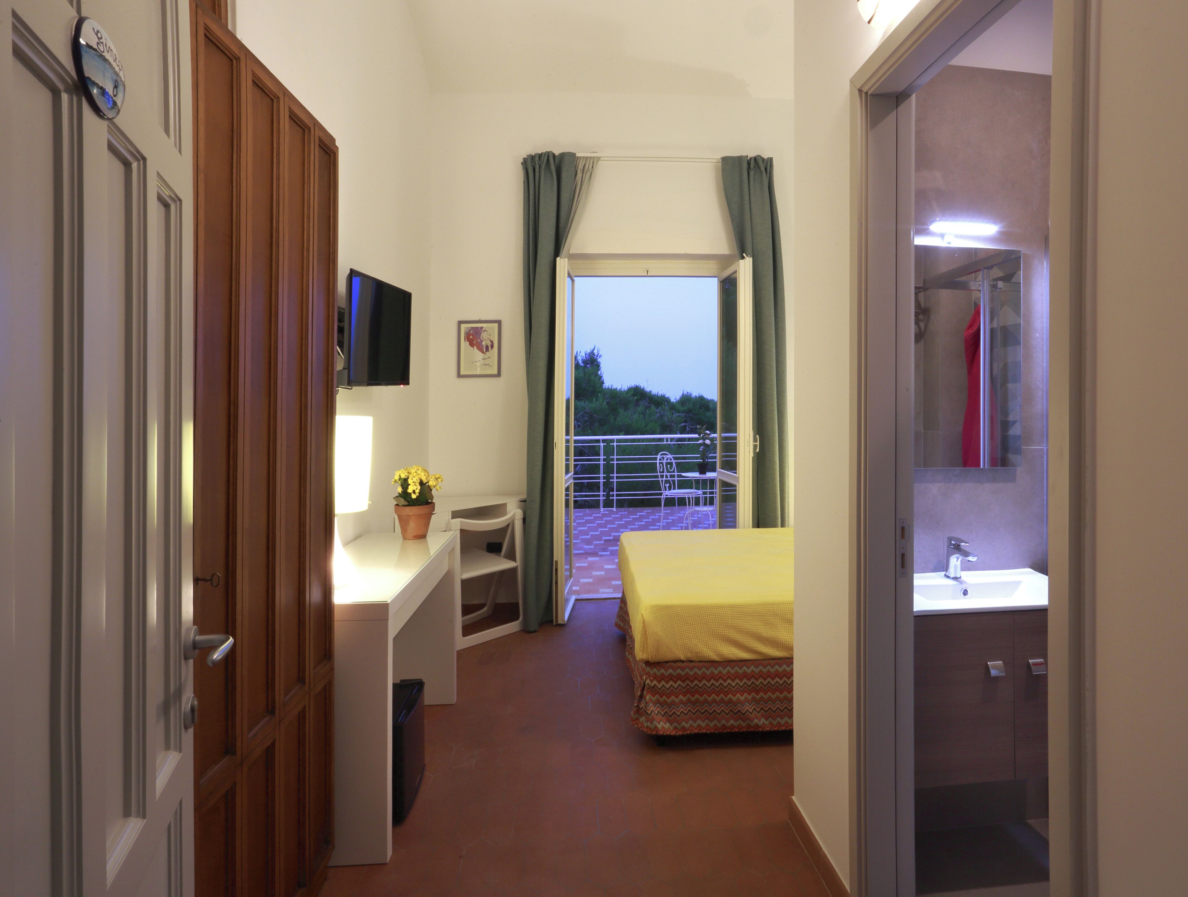 1 bedroom, Frette Italian sheets, premium bedding, minibar