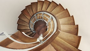 A spiral staircase with wooden steps and metal railings. - Dimora Villa Serena Porto Selvaggio (Nardò)