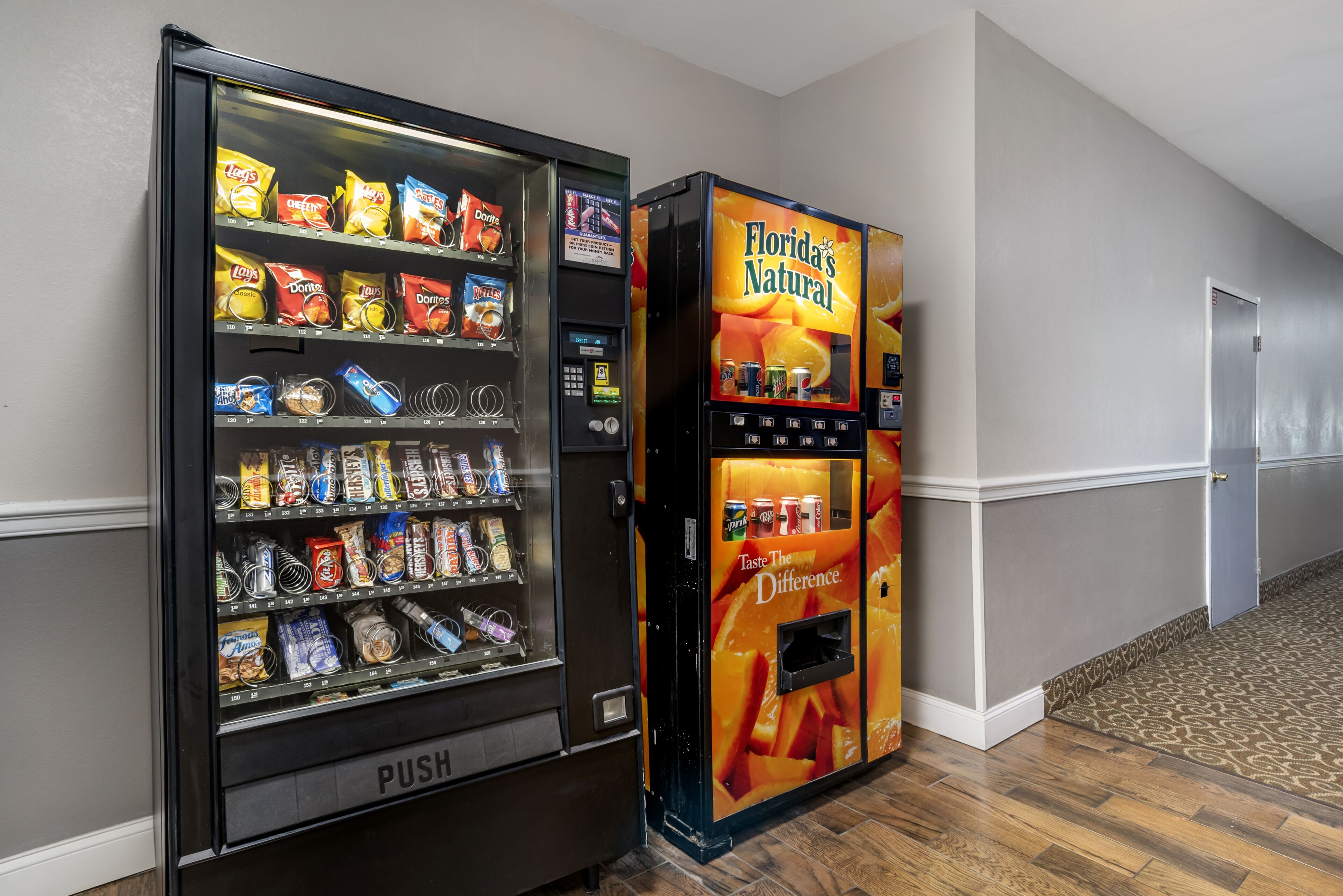 Ein Automat mit Snacks und Getränken, sowie ein Automat von Florida's Natural.