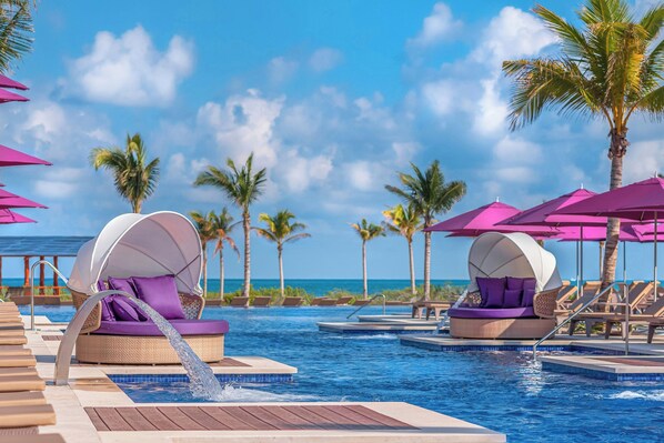 4 Außenpools, geöffnet von 07:00 Uhr bis 19:00 Uhr, Sonnenschirme