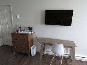 Doppel- oder Zweibettzimmer | Schreibtisch, laptopgeeigneter Arbeitsplatz, kostenloses WLAN