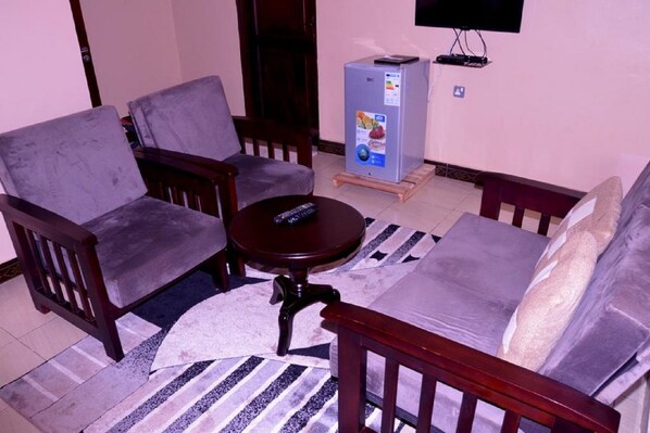 Departamento básico, 1 habitación, cocina | Área de sala de estar | Smart TV de 32 pulgadas con canales vía satélite y televisión