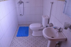 Departamento básico, 1 habitación, cocina | Baño | Regadera, regadera tipo lluvia, amenidades de baño gratuitas, pantuflas