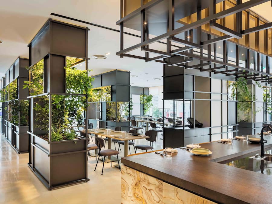 2 restaurants, lunch served