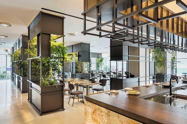 2 restaurantes; se sirven comidas