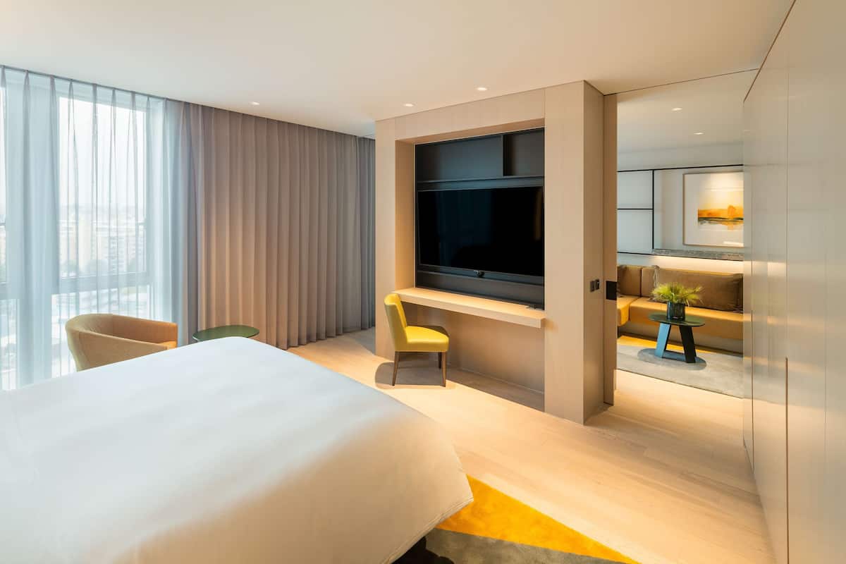 Suite, 1 kingsize-seng (Andaz) | Allergitestet sengetøy, minibarvarer (inkludert) og safe på rommet