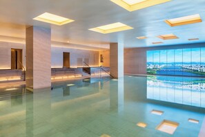 Alberca techada, acceso de 06:00 a 22:00, y salvavidas en la propiedad