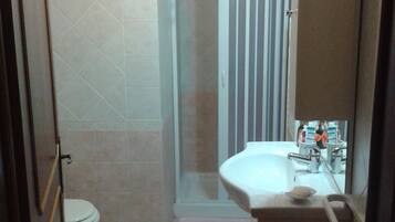 Douche, sèche-cheveux, bidet