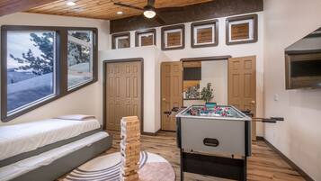 3 bedrooms, desk, iron/ironing board, free WiFi