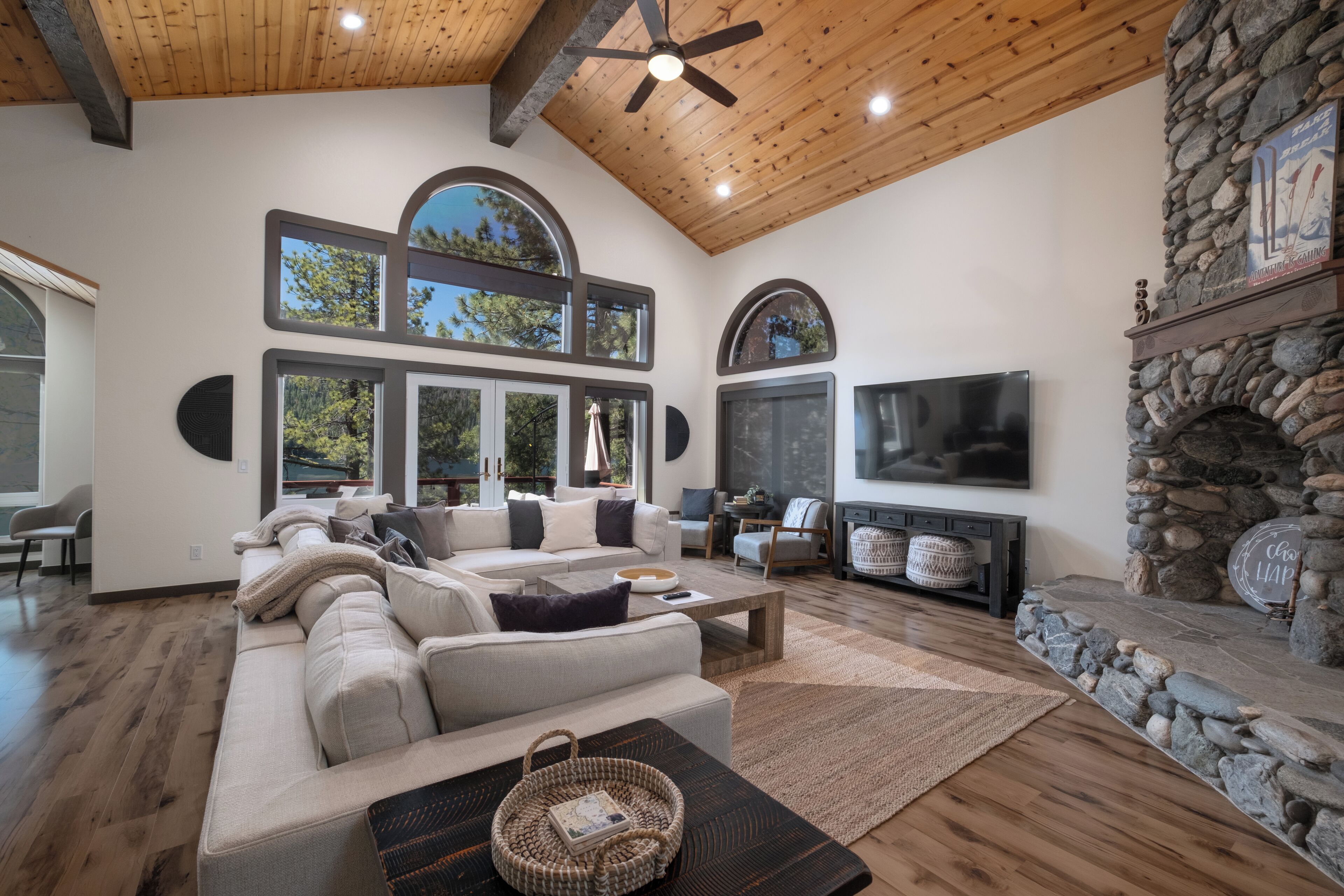 TV connectée, lecteur de DVD, baby-foot