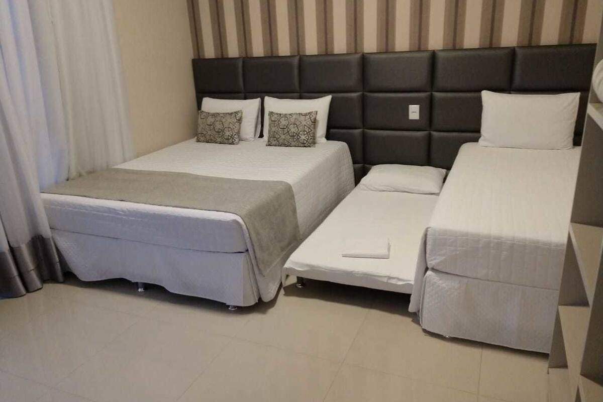 Quarto família | Frigobar, individualmente mobiliados, cortinas blackout