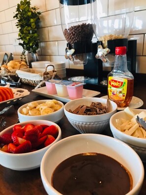 A kitchen counter with various food items and a bottle of Yeki sauce. - Pousada Villa di Manú (Penha)