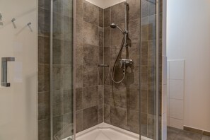 Badewanne, Haartrockner, Handtücher