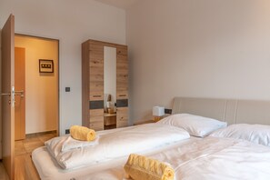 2 bedrooms, iron/ironing board, free WiFi, bed sheets
