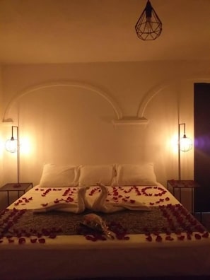 Ropa de cama de alta calidad y caja de seguridad en la habitación