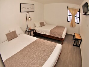 Ropa de cama de alta calidad y caja de seguridad en la habitación