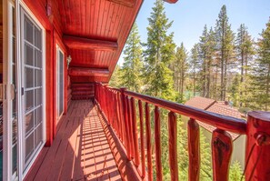Property grounds - Log-style home with spacious deck, close to China Peak Mountain (Shaver Lake)